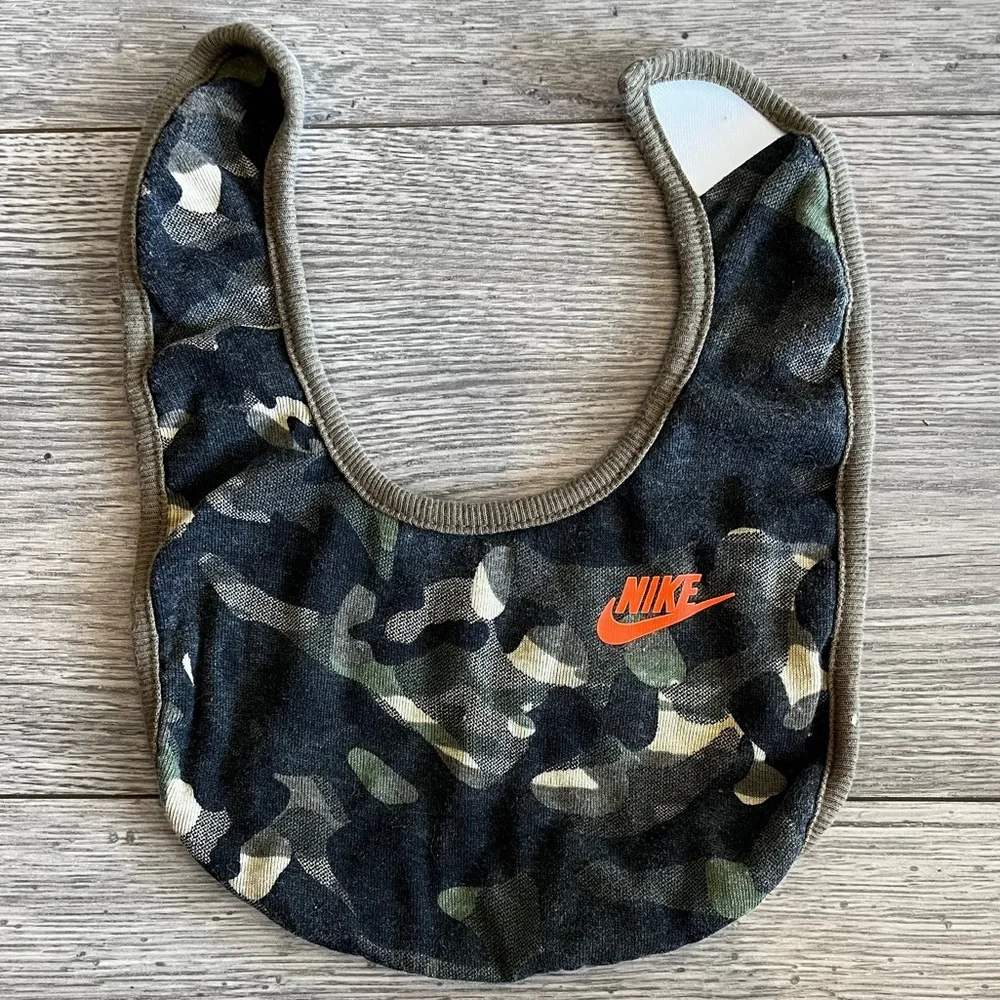Nike Baby Boy Camo Bib Green Gray Orange Camouflage Velcro Swoosh 0-6 Months